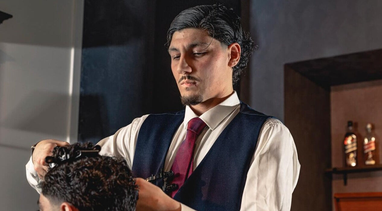 Kapper aan het werk bij Boudoir Barbier in Almelo, Overijssel, NL, in een verfijnde sfeer.