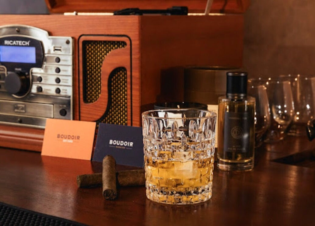 Stijlvolle barsetting bij Boudoir Barbier, Almelo, Overijssel, NL met whiskyglas en klassieke radio.