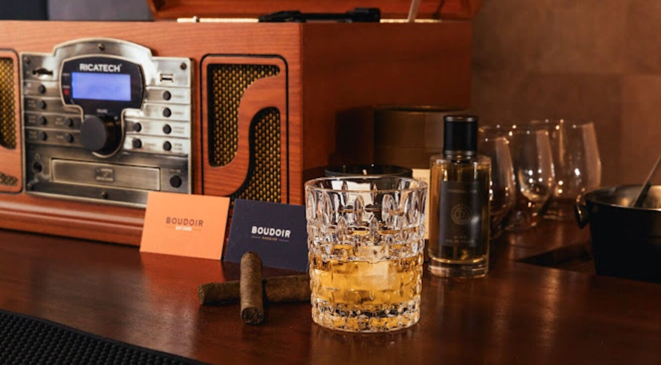 Stijlvolle barsetting bij Boudoir Barbier, Almelo, Overijssel, NL met whiskyglas en klassieke radio.