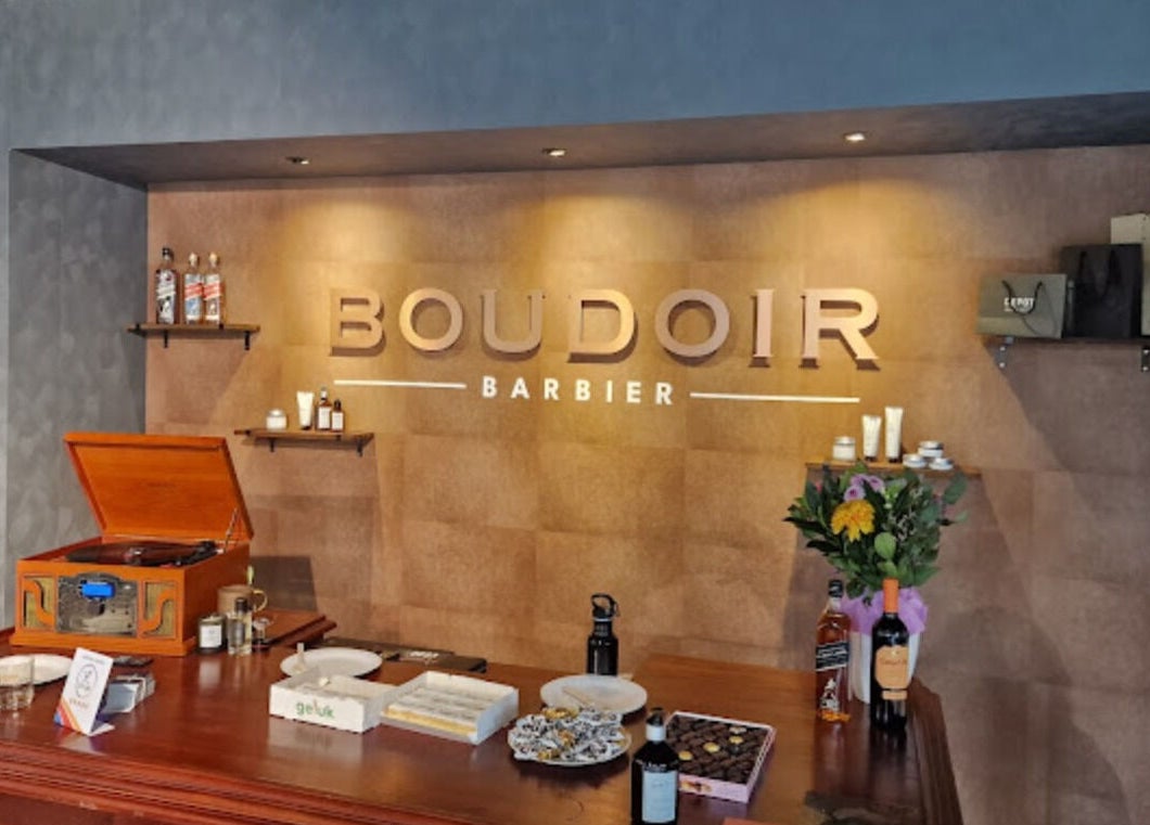 Chique balie bij Boudoir Barbier toont stijlvolle inrichting in Almelo, Overijssel, NL.