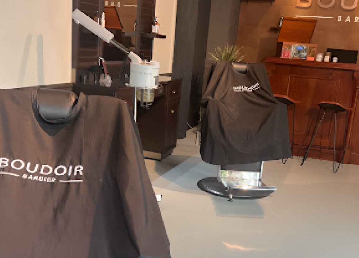 Boudoir Barbier salonstoelen en balie in Almelo, Overijssel, NL, bieden stijlvolle barbierervaring.