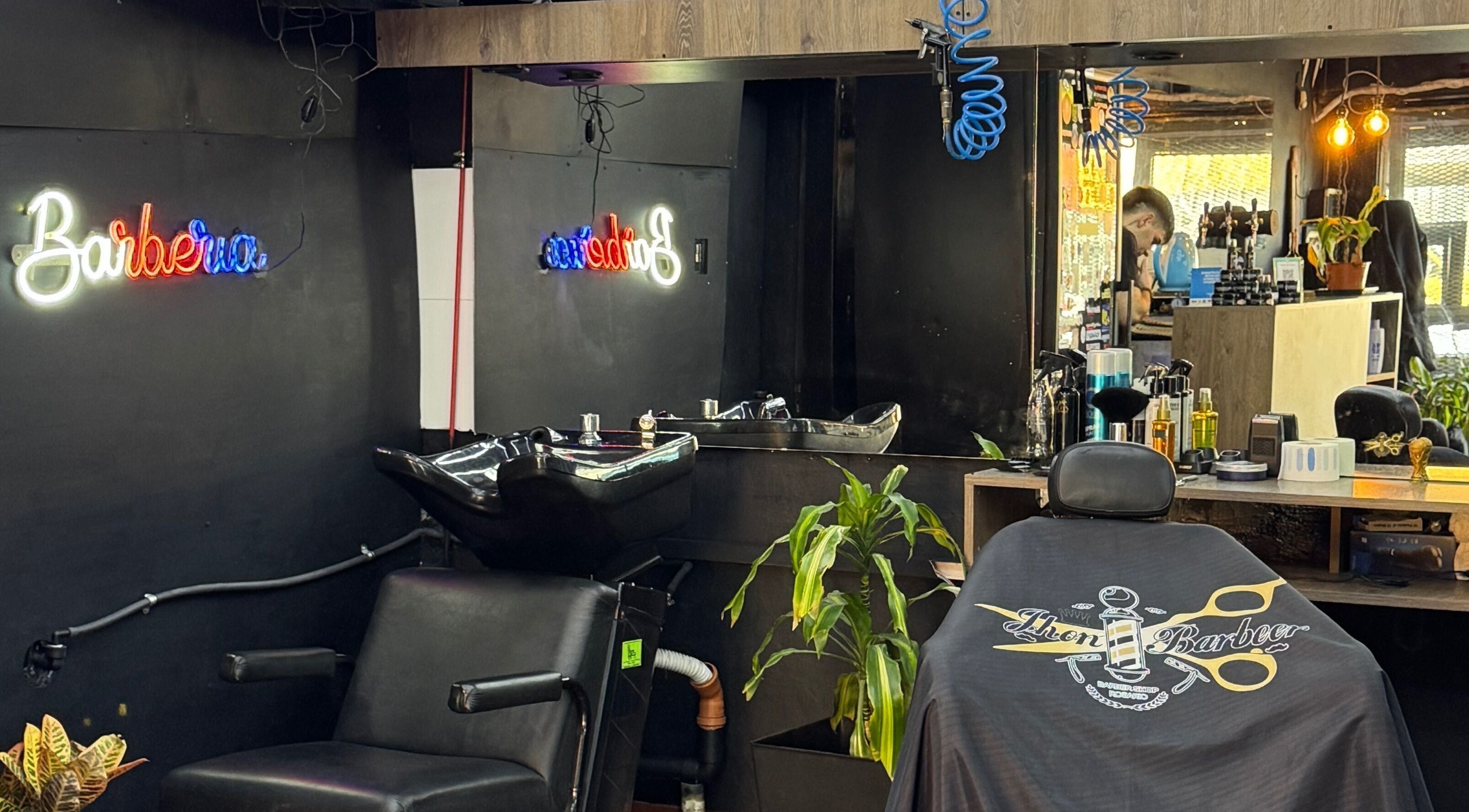 Interior del salón masculino JhonBarbeer en Rosario, Santa Fe, AR. Decoración moderna y acogedora.