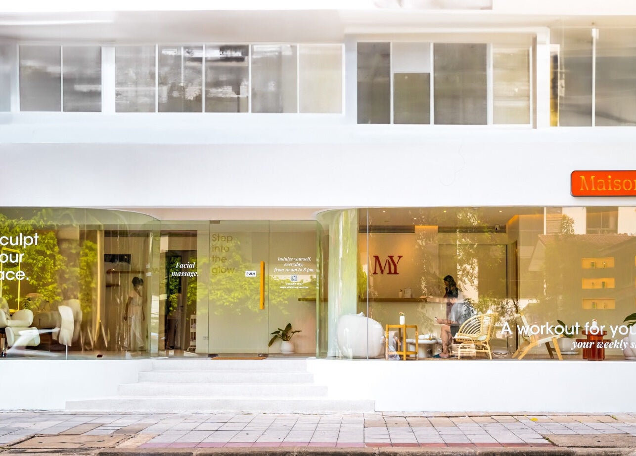 Exterior of Maison Ysaé - Sukhumvit 31, a chic beauty venue in Krung Thep Maha Nakhon, TH with inviting glass windows.