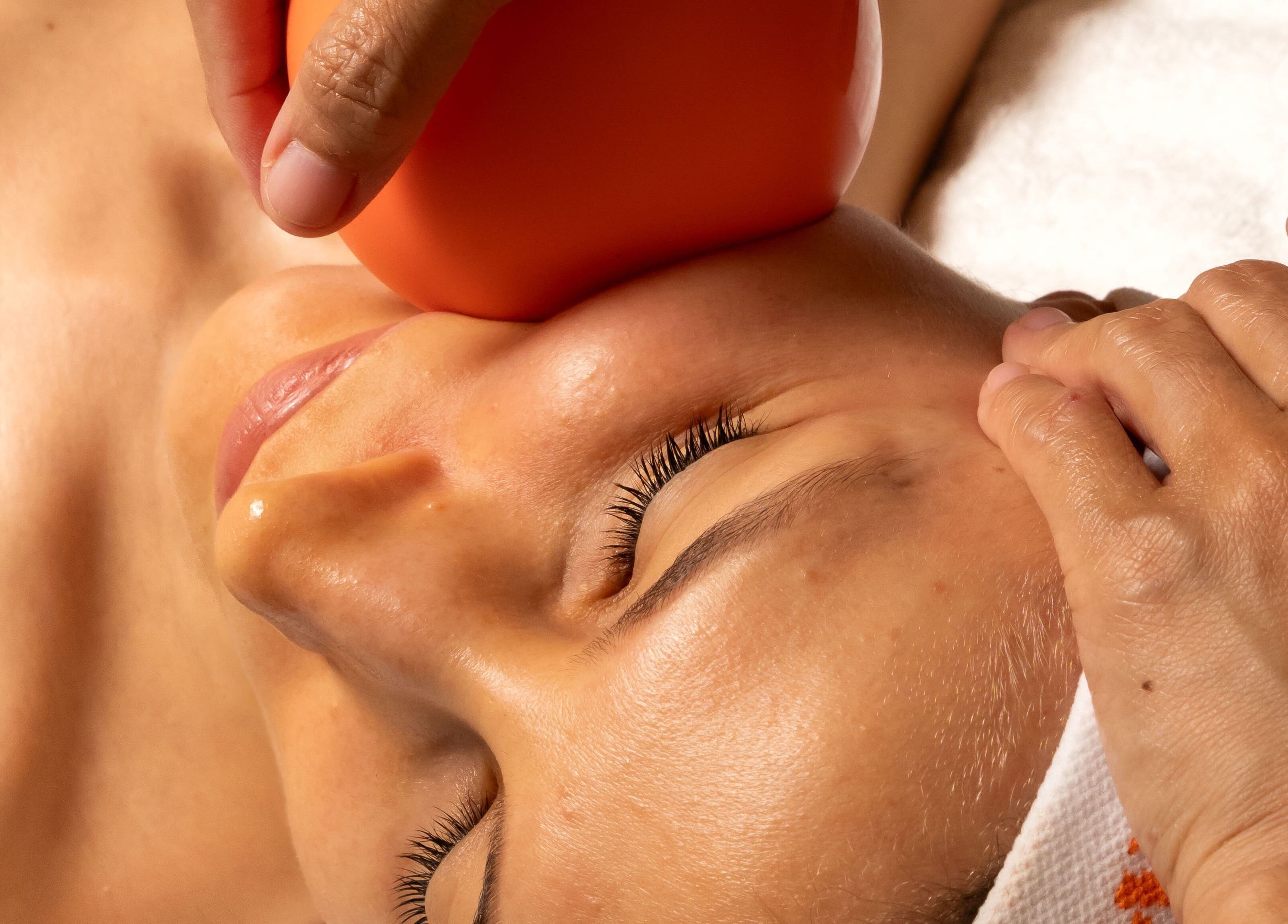 Relaxing facial massage at Maison Ysaé - Sukhumvit 31 in Krung Thep Maha Nakhon, enhancing wellness.