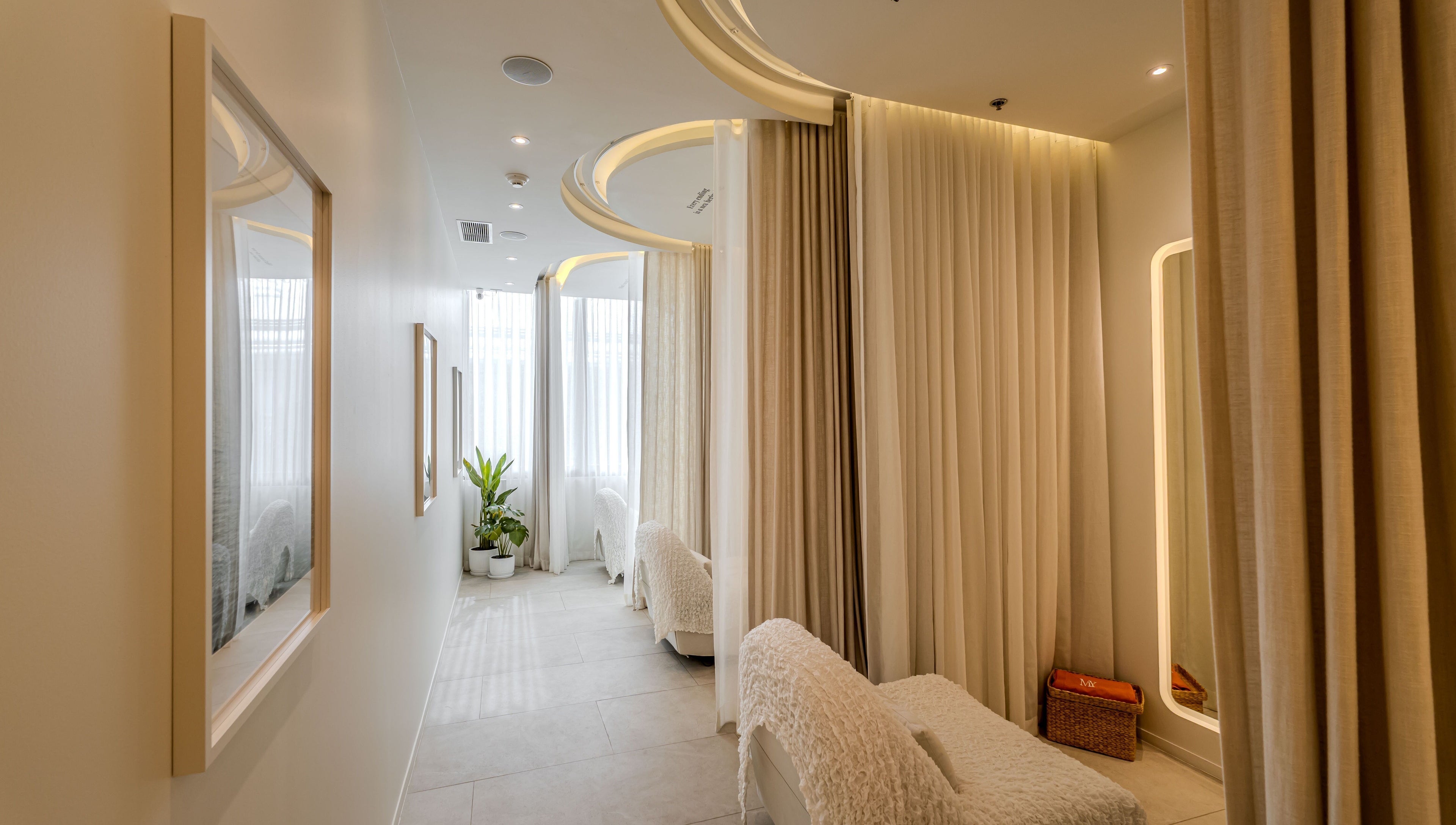 Elegant and serene lounge area at Maison Ysaé - Gaysorn Amarin, Krung Thep Maha Nakhon, TH, featuring soft lighting.