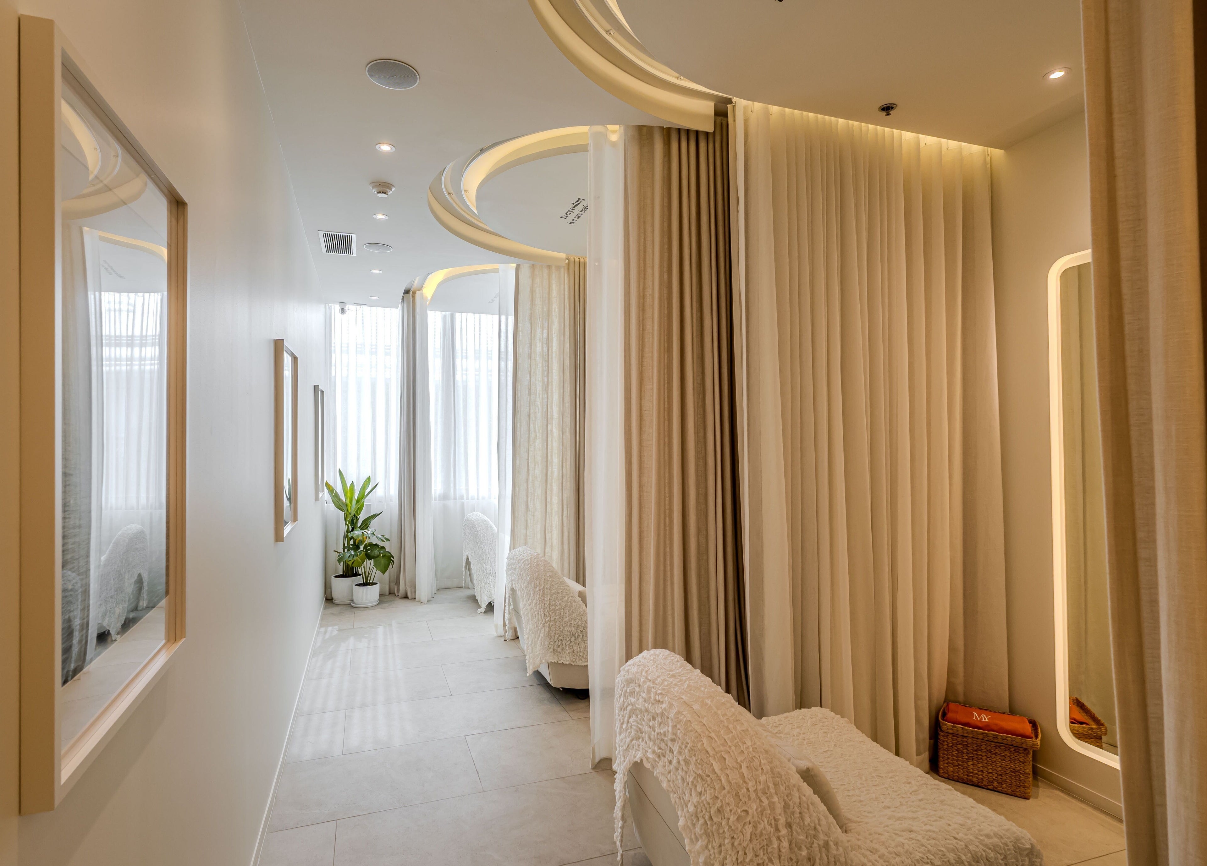 Elegant and serene lounge area at Maison Ysaé - Gaysorn Amarin, Krung Thep Maha Nakhon, TH, featuring soft lighting.