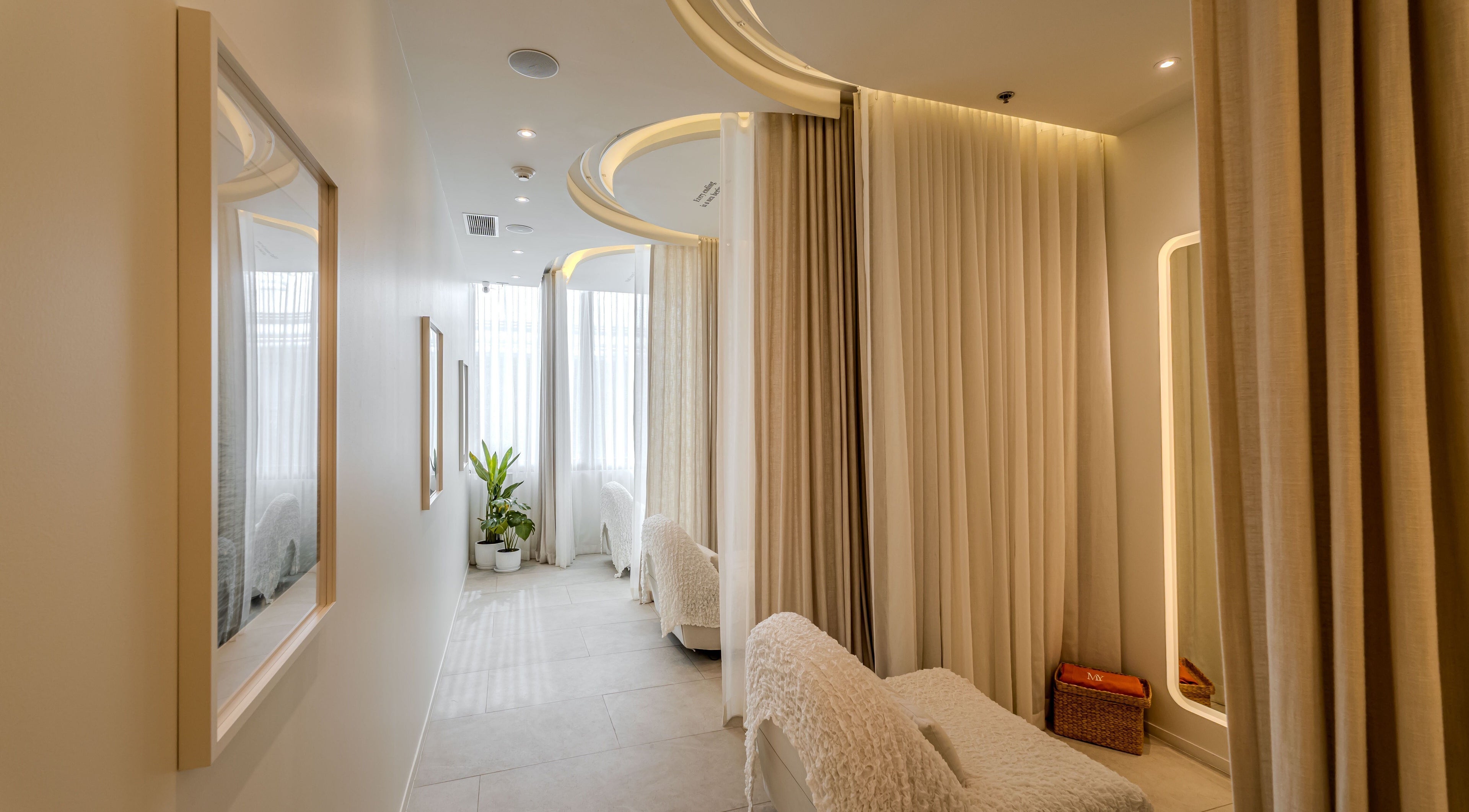 Elegant and serene lounge area at Maison Ysaé - Gaysorn Amarin, Krung Thep Maha Nakhon, TH, featuring soft lighting.