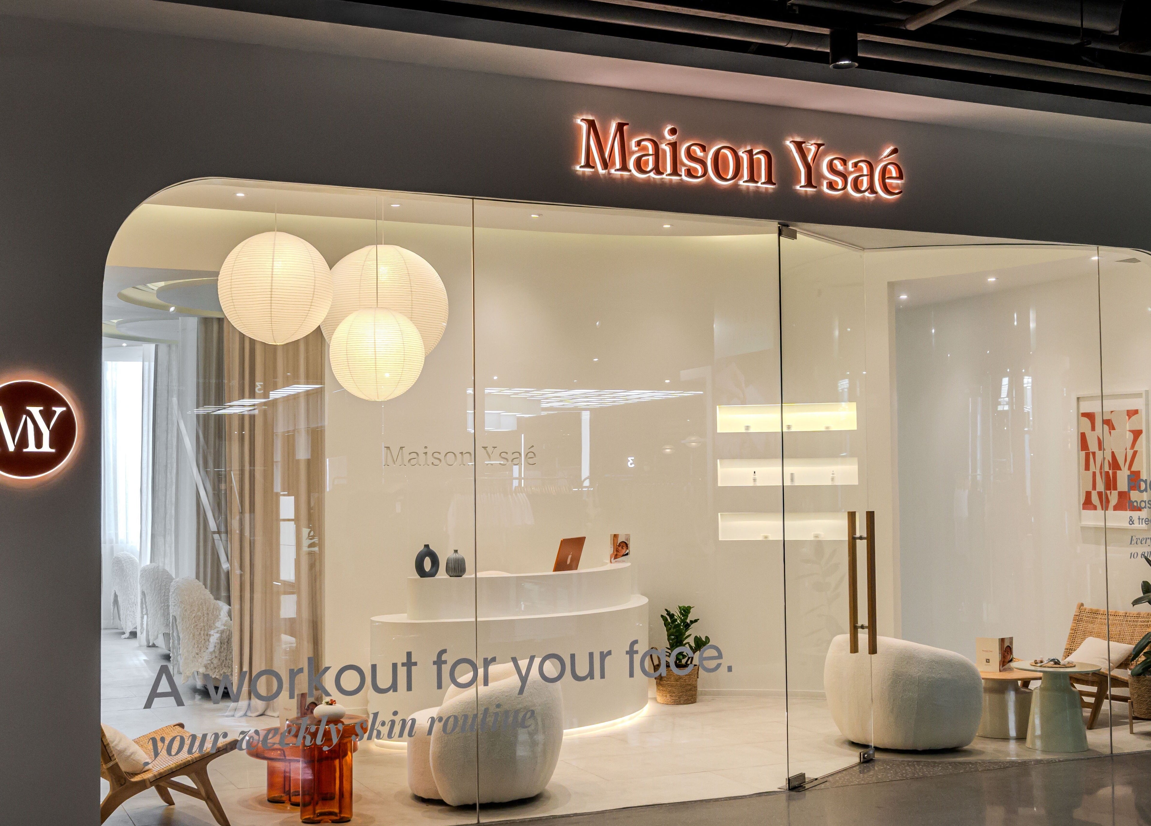 Elegant entrance of Maison Ysaé - Gaysorn Amarin spa in Krung Thep Maha Nakhon, showcasing a modern and calming design.