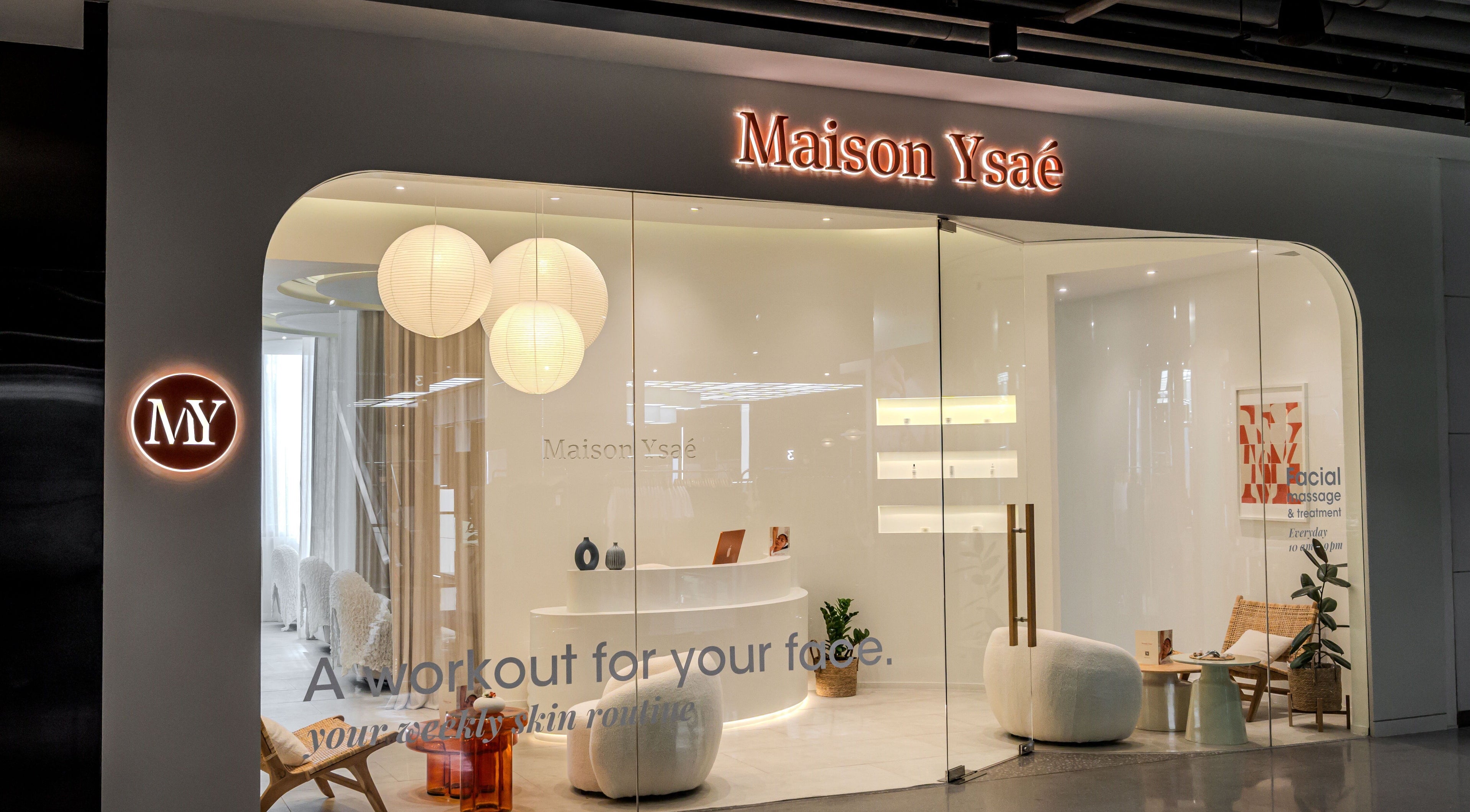 Elegant entrance of Maison Ysaé - Gaysorn Amarin spa in Krung Thep Maha Nakhon, showcasing a modern and calming design.