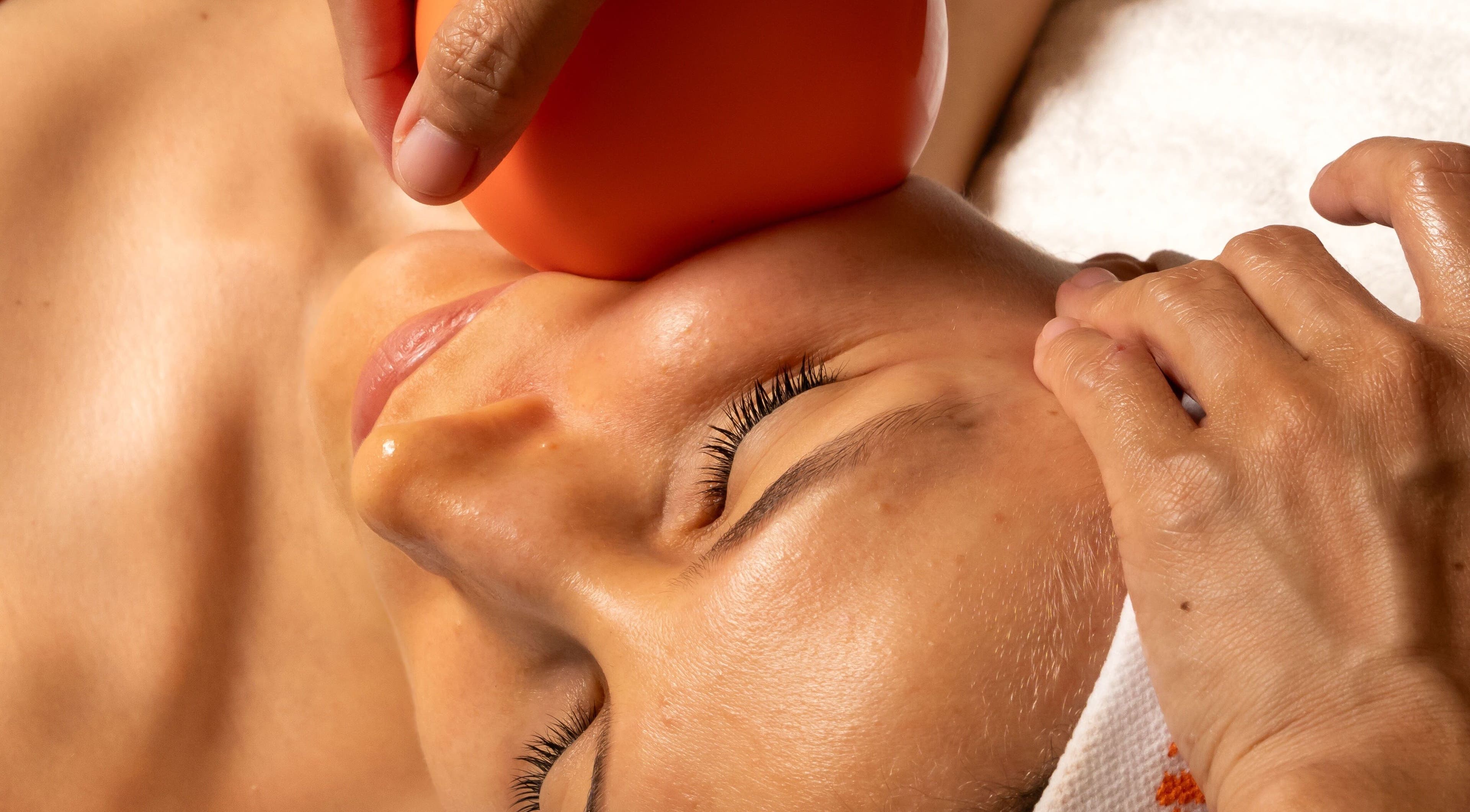 Facial massage at Maison Ysaé - Gaysorn Amarin in Krung Thep Maha Nakhon, TH offering relaxation and rejuvenation.