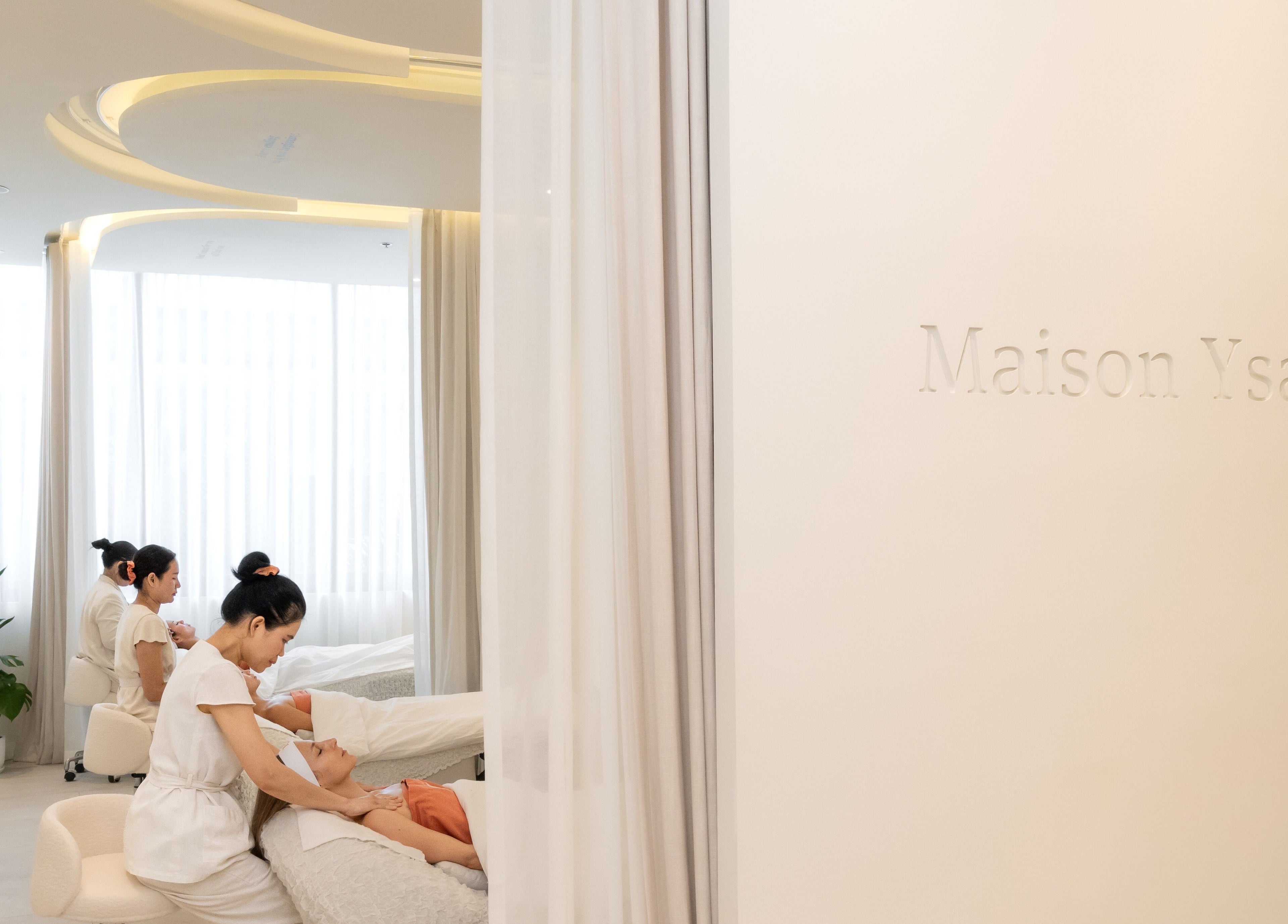 Serene spa room at Maison Ysaé - Gaysorn Amarin, Krung Thep Maha Nakhon, with calming treatments in progress.