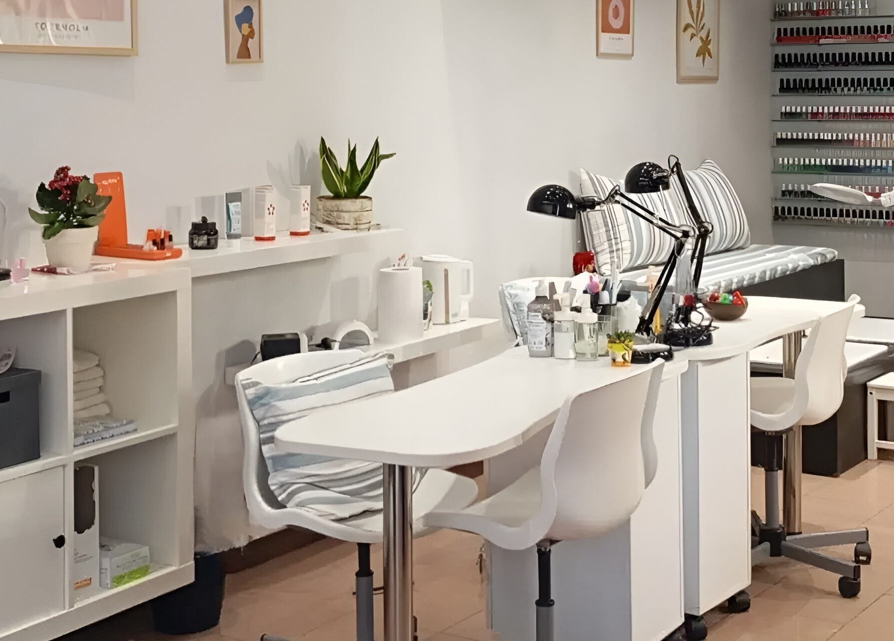 Καλαίσθητος εσωτερικός χώρος στο Fancy Nails, Αθήνα, GR, με κομψά έπιπλα και μεγάλη ποικιλία βερνικιών.