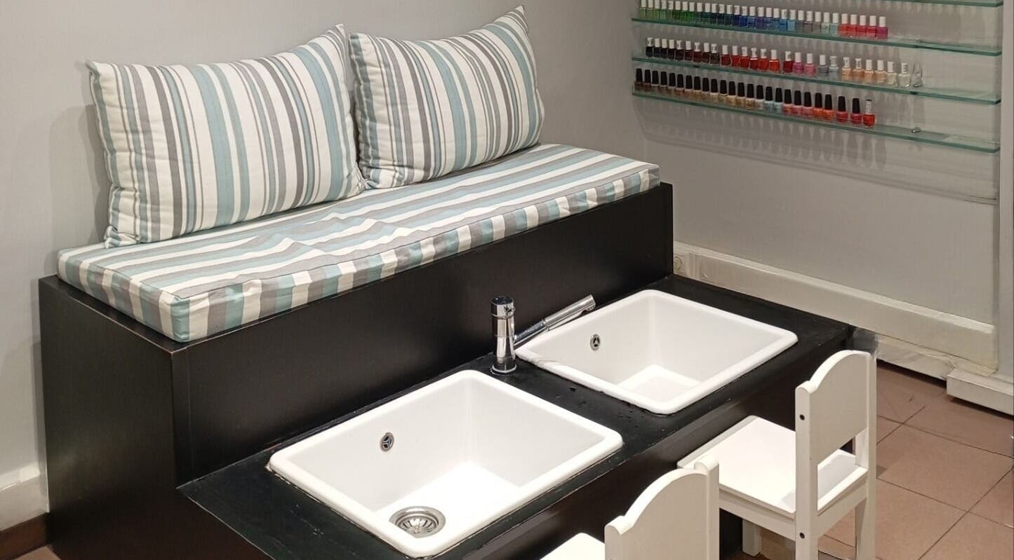 Πολυτελής σταθμός νυχιών στο Fancy Nails, Αθήνα, GR με μοντέρνο σχεδιασμό και άνετα καθίσματα.