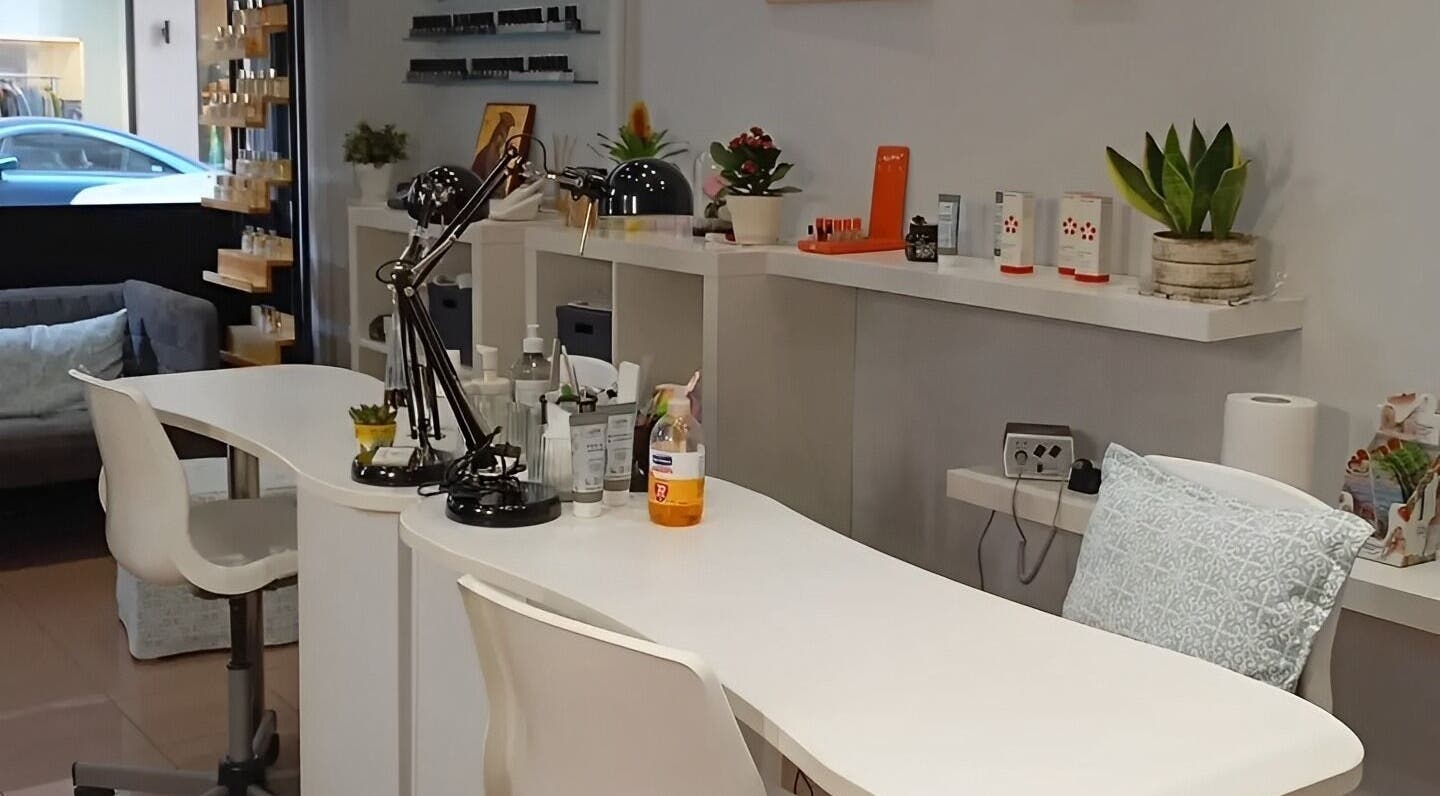 Εσωτερικό του Fancy Nails, Αθήνα, GR με κομψό σταθμό νυχιών και άνετες καρέκλες.