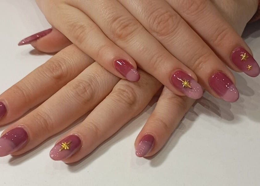 Μοντέρνο μανικιούρ Fancy Nails, Αθήνα, GR με αστερίες και ροζ απόχρωση.