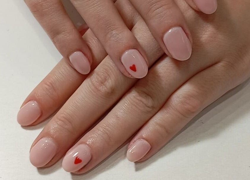 Κομψά νύχια με καρδιά στο Fancy Nails, Αθήνα, GR.
