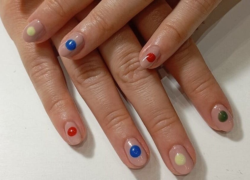 Μανικιούρ με χρωματιστές κουκίδες στο Fancy Nails, Αθήνα, GR.