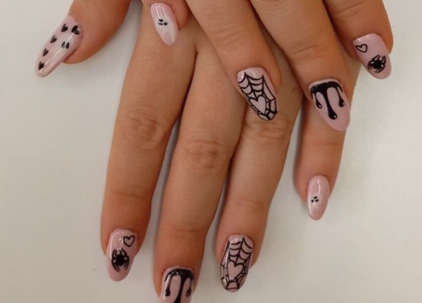 Διακόσμηση νυχιών με σχέδια στο Fancy Nails, Αθήνα, GR.