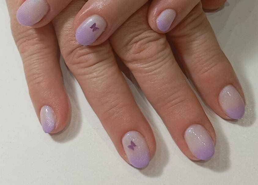 Μανικιούρ με απαλή μοβ απόχρωση και σχεδιασμό πεταλούδας στο Fancy Nails, Αθήνα, GR.