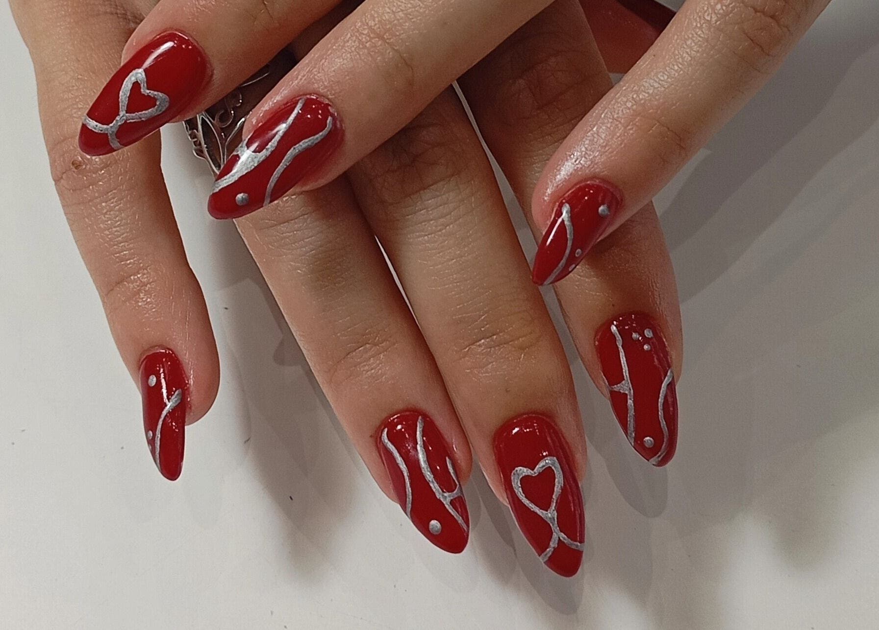 Σχέδιο σε κόκκινα νύχια στο Fancy Nails, Αθήνα, GR.