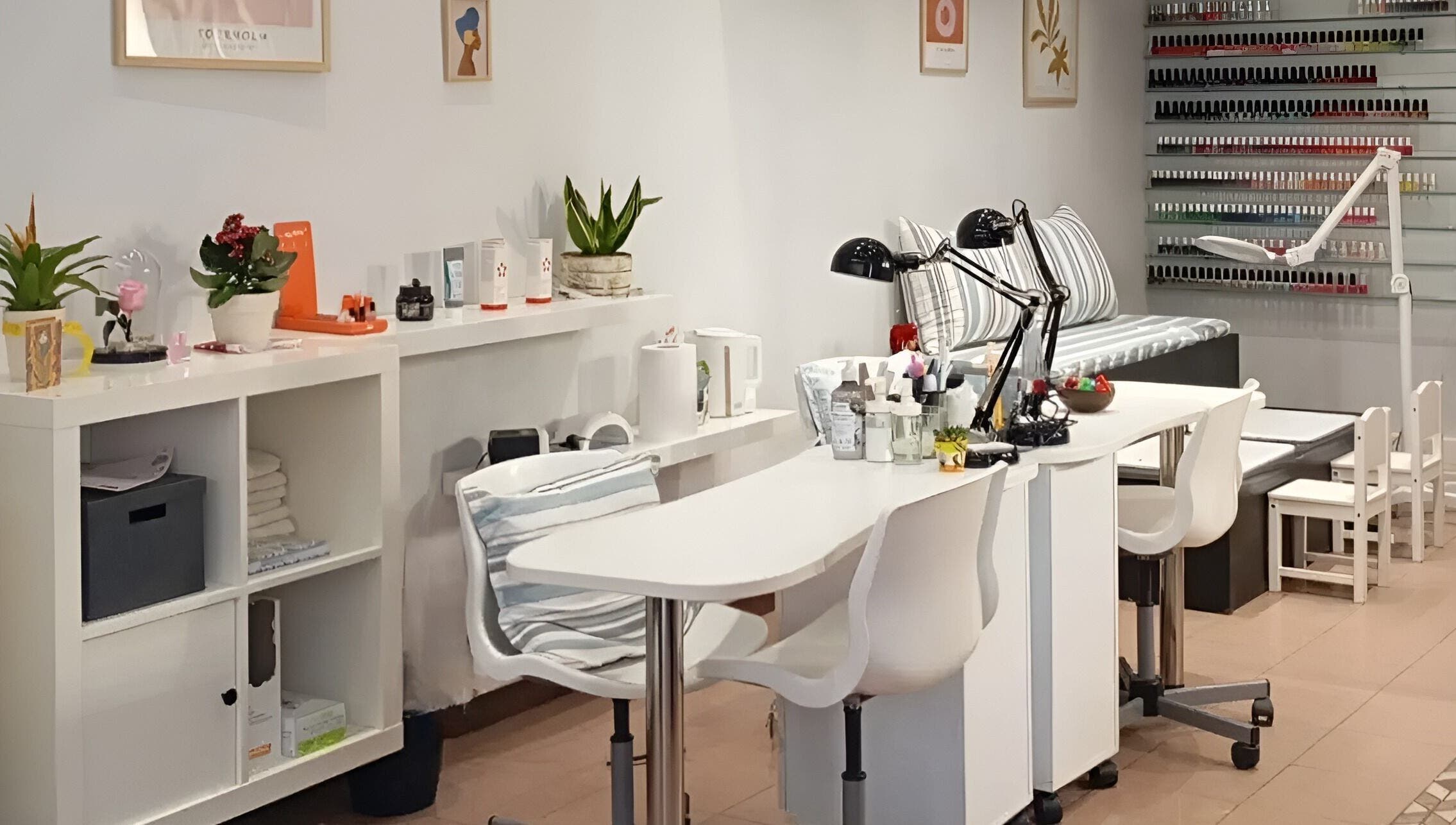 Μοντέρνο εσωτερικό Fancy Nails στην Αθήνα, GR με καθαρές θέσεις εργασίας για μανικιούρ.