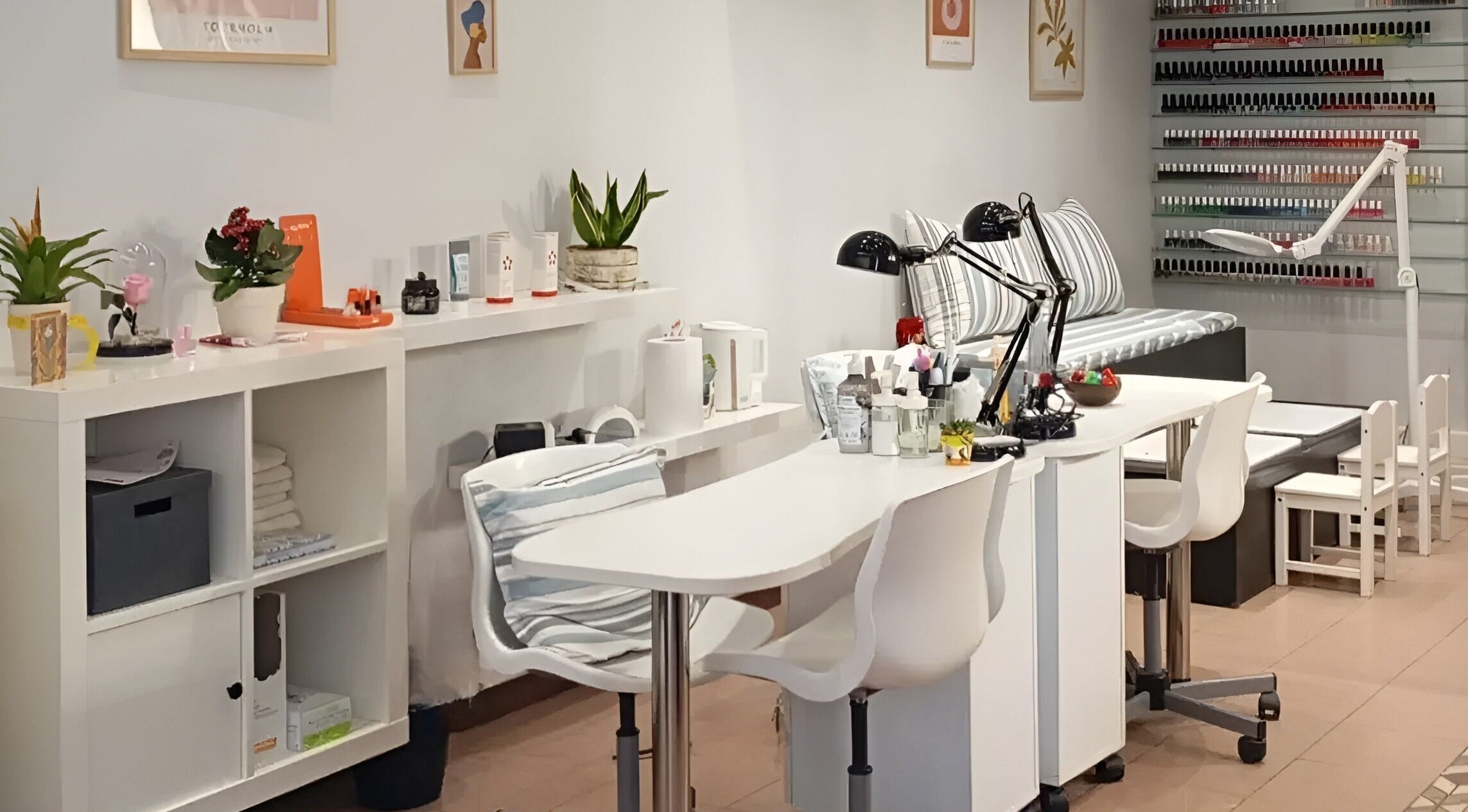 Μοντέρνο εσωτερικό Fancy Nails στην Αθήνα, GR με καθαρές θέσεις εργασίας για μανικιούρ.