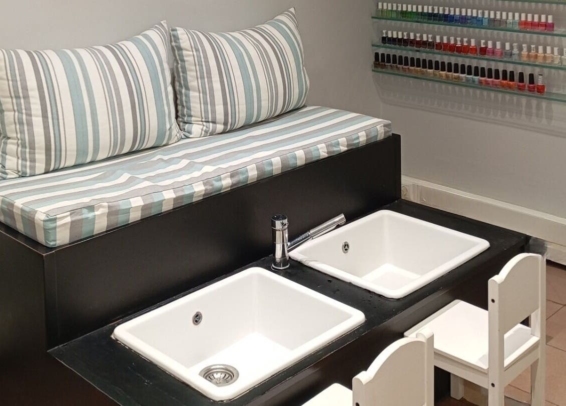 Όμορφος χώρος μανικιούρ στο Fancy Nails, Αθήνα, GR με άνετες πολυθρόνες και ποικιλία βερνικιών.