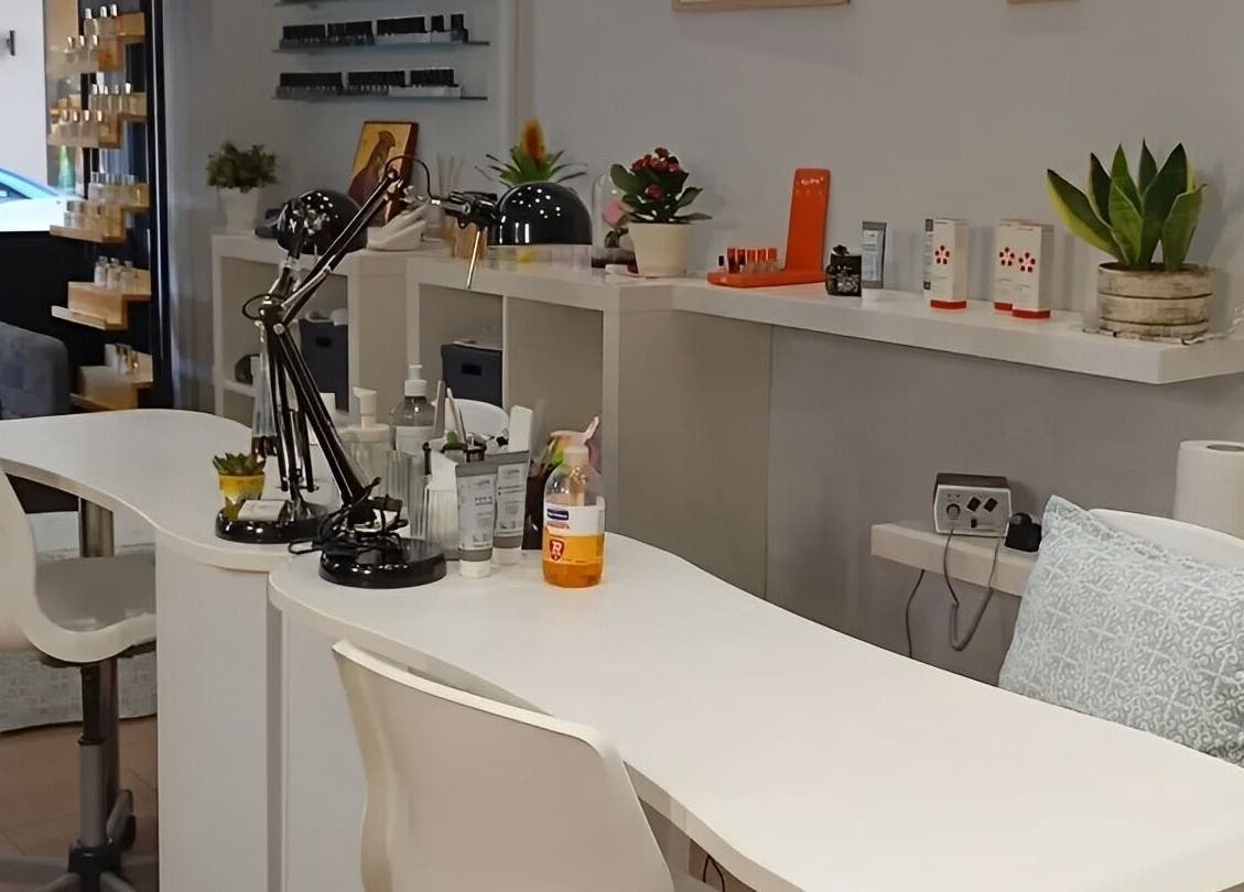 Εσωτερικό του Fancy Nails στην Αθήνα, GR με μοντέρνο λευκό χώρο για μανικιούρ.