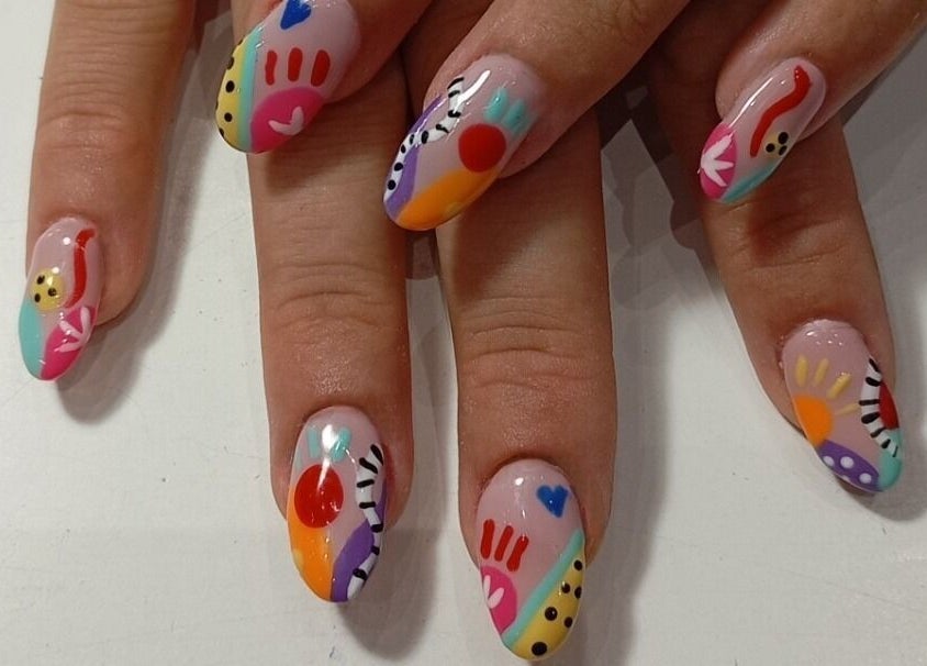 Ζωγραφική νυχιών με πολύχρωμα σχέδια στο Fancy Nails, Αθήνα, GR.