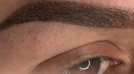 Expert eyebrow micropigmentation at Bellissime Clinic- Estética & Micropigmentación, Winter Springs, Florida, US.