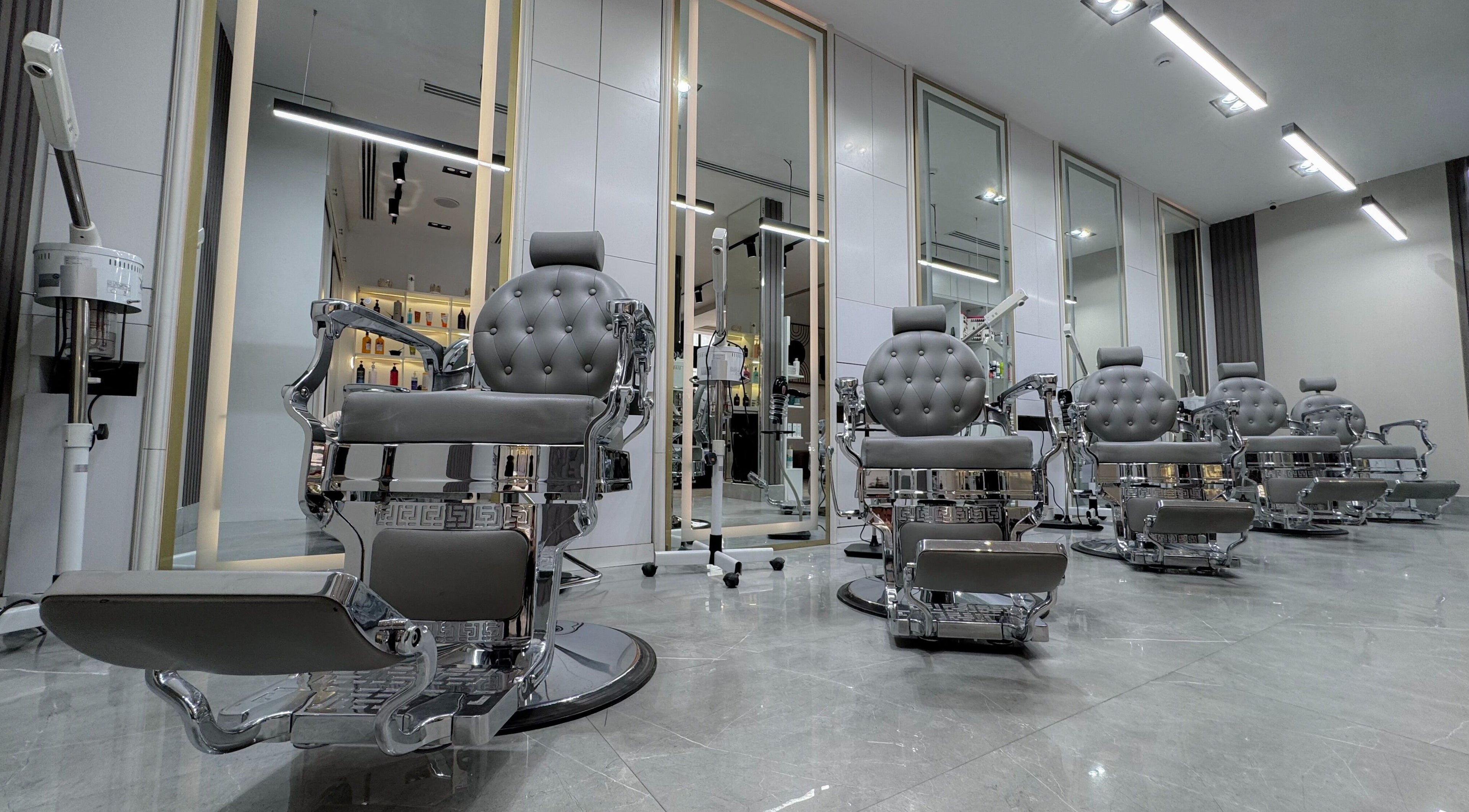 كراسي فاخرة في صالون رعاية الرجل | Man's Care Salon بالرياض, منطقة الرياض, SA.