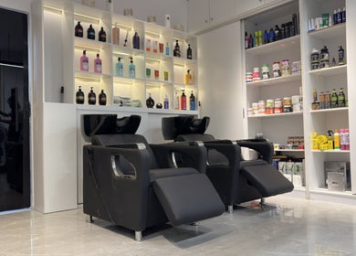 محطات غسيل أنيقة في صالون رعاية الرجل بالرياض, منطقة الرياض, SA.