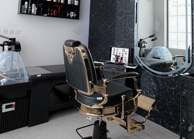 كرسي حلاقة عصري في صالون رعاية الرجل بالرياض, منطقة الرياض, SA يعرض تصميم أنيق وراحة.