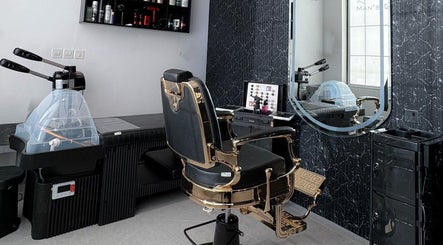 كرسي حلاقة عصري في صالون رعاية الرجل بالرياض, منطقة الرياض, SA يعرض تصميم أنيق وراحة.