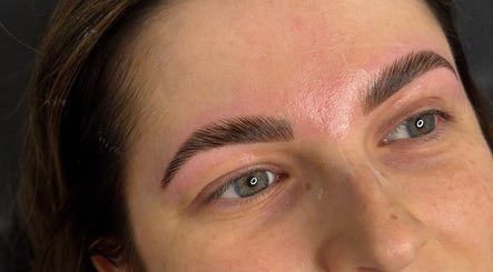 Blooming Brows, bilde 3