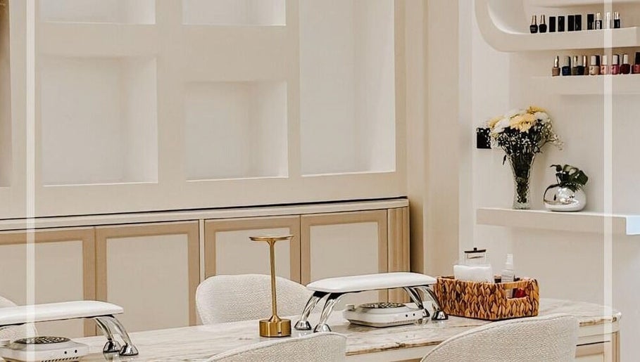 منطقة تجميل أنيقة في Bubble Spa بالهفوف، المنطقة الشرقية، السعودية، تعرض طاولة مانيكير وزهور.