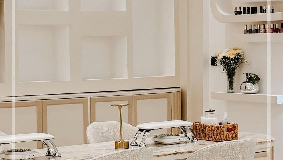 منطقة تجميل أنيقة في Bubble Spa بالهفوف، المنطقة الشرقية، السعودية، تعرض طاولة مانيكير وزهور.