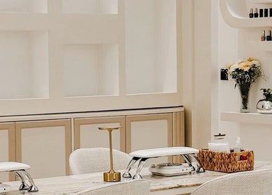منطقة تجميل أنيقة في Bubble Spa بالهفوف، المنطقة الشرقية، السعودية، تعرض طاولة مانيكير وزهور.