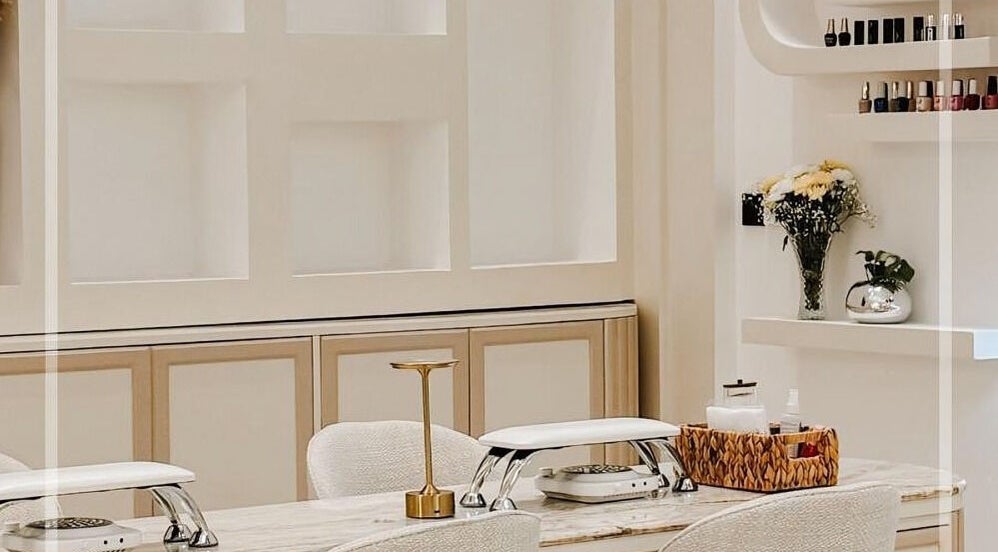 منطقة تجميل أنيقة في Bubble Spa بالهفوف، المنطقة الشرقية، السعودية، تعرض طاولة مانيكير وزهور.