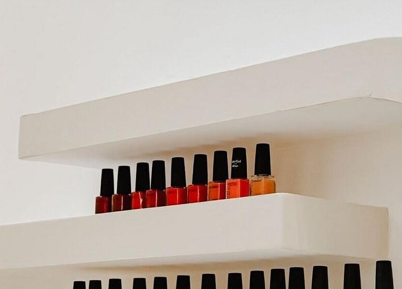 رفوف مليئة بطلاء الأظافر في Bubble Spa، الهفوف، المنطقة الشرقية، SA.