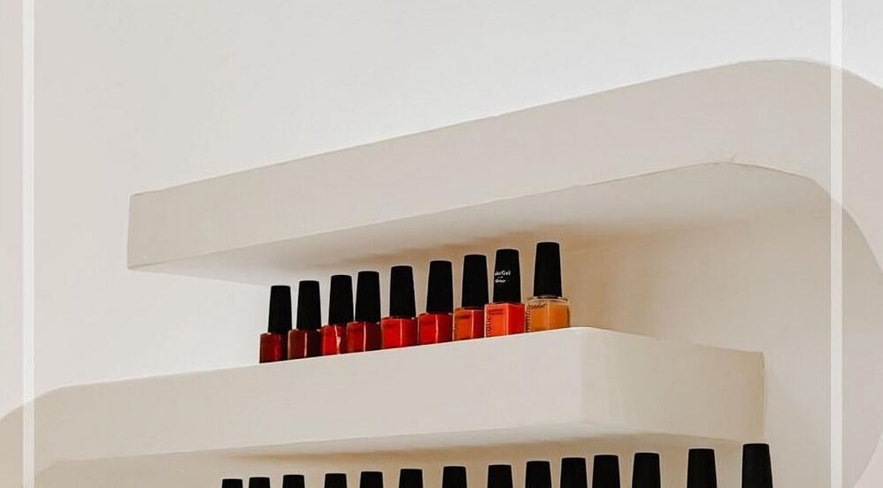 رفوف مليئة بطلاء الأظافر في Bubble Spa، الهفوف، المنطقة الشرقية، SA.