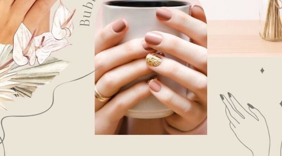 تصميم أظافر بني أنيق في Bubble Spa، الهفوف، المنطقة الشرقية، السعودية.