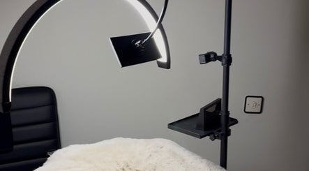 Equipo de iluminación profesional en Glowwstudiio, Oviedo, ES, destacando confort y tecnología de vanguardia.