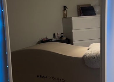 Sala de tratamiento en Glowwstudiio, Oviedo, ES, con camilla de spa y luz suave azul.