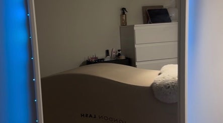 Sala de tratamiento en Glowwstudiio, Oviedo, ES, con camilla de spa y luz suave azul.