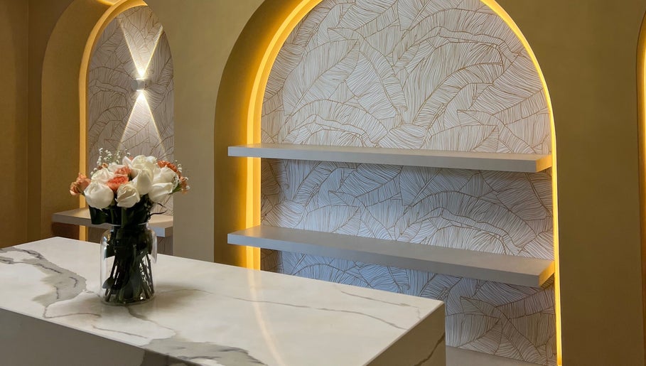 Elegant reception desk with floral decor at Kikis Beauty Bar, Willemstad, Curaçao, CW.