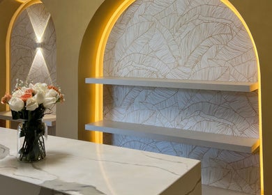 Elegant reception desk with floral decor at Kikis Beauty Bar, Willemstad, Curaçao, CW.
