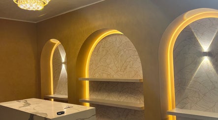 Elegant interior of Kikis Beauty Bar in Willemstad, Curaçao, CW with illuminated arches and marble counter.