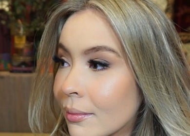 Close-up of a woman's face with flawless makeup at Kikis Beauty Bar in Willemstad, Curaçao, CW.