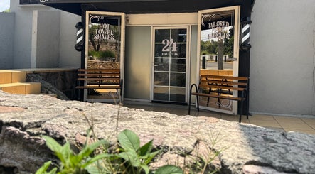 Entrada de 24 • Barbería en Naucalpan De Juárez, Estado De México, MX con bancos de madera al frente.